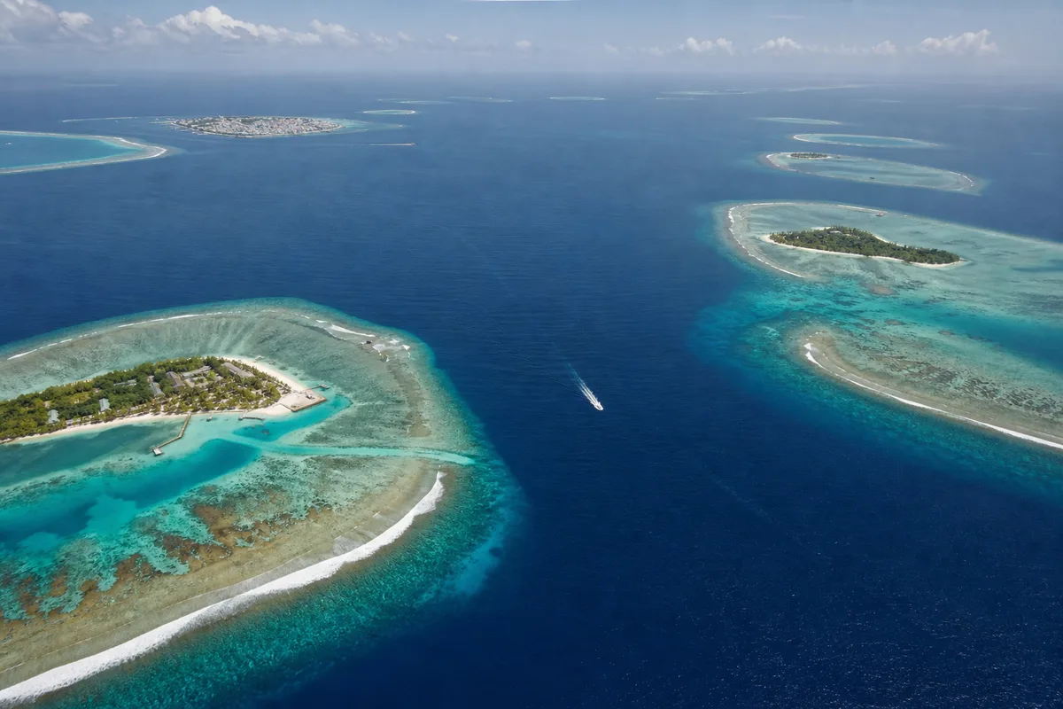 Malé Atoll reef platforms and deep channels from above
